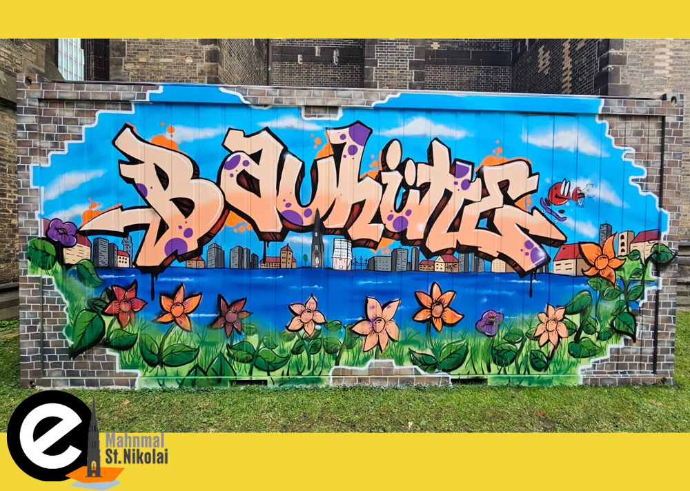 Buntes Graffiti mit Schriftzug "Bauhhütte", Skyline und bunten Blumen an einem Container vor dem Kirchenturm von St. Nikolai
