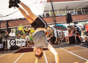 Ein junger Breakdancer macht einen Handstand.