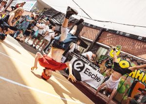 Ein jugendlicher Breakdancer dreht sich auf seinem Kopf.
