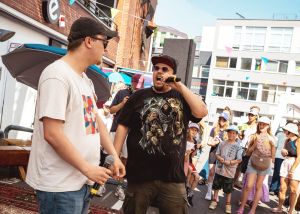 Zwei junge Rapper performen einen Song.