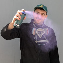 Simon-Bisse_Esche Simon Bisse mit einer Sprühflasche in der Hand